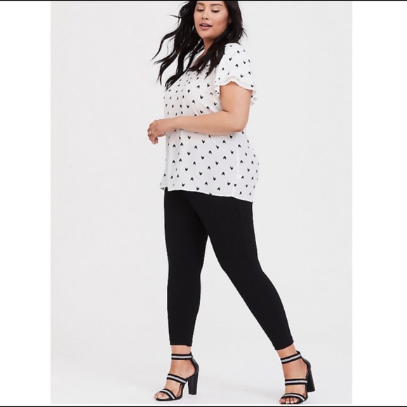 EUC Torrid White Chevron Flutter Sleeve Georgette Blouse - 2X - Picture 4 of 10